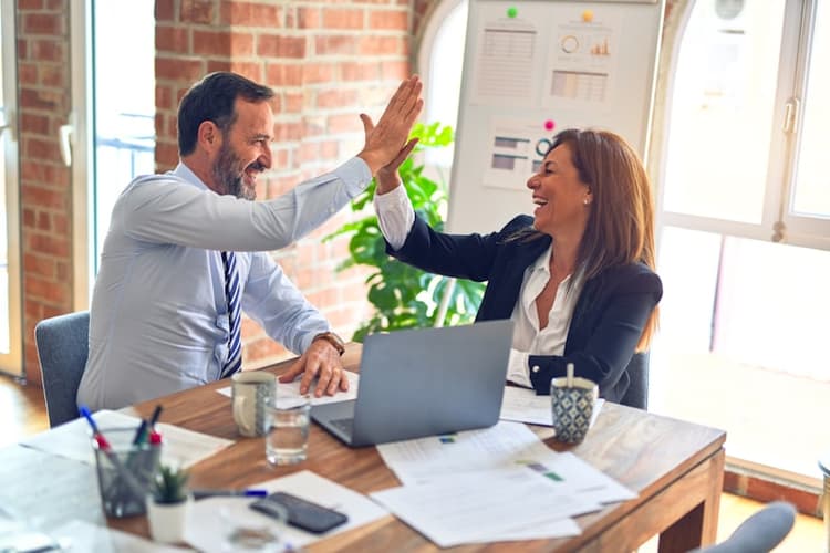 Equipo de trabajo colaborando en oficinas de Fortius Capital